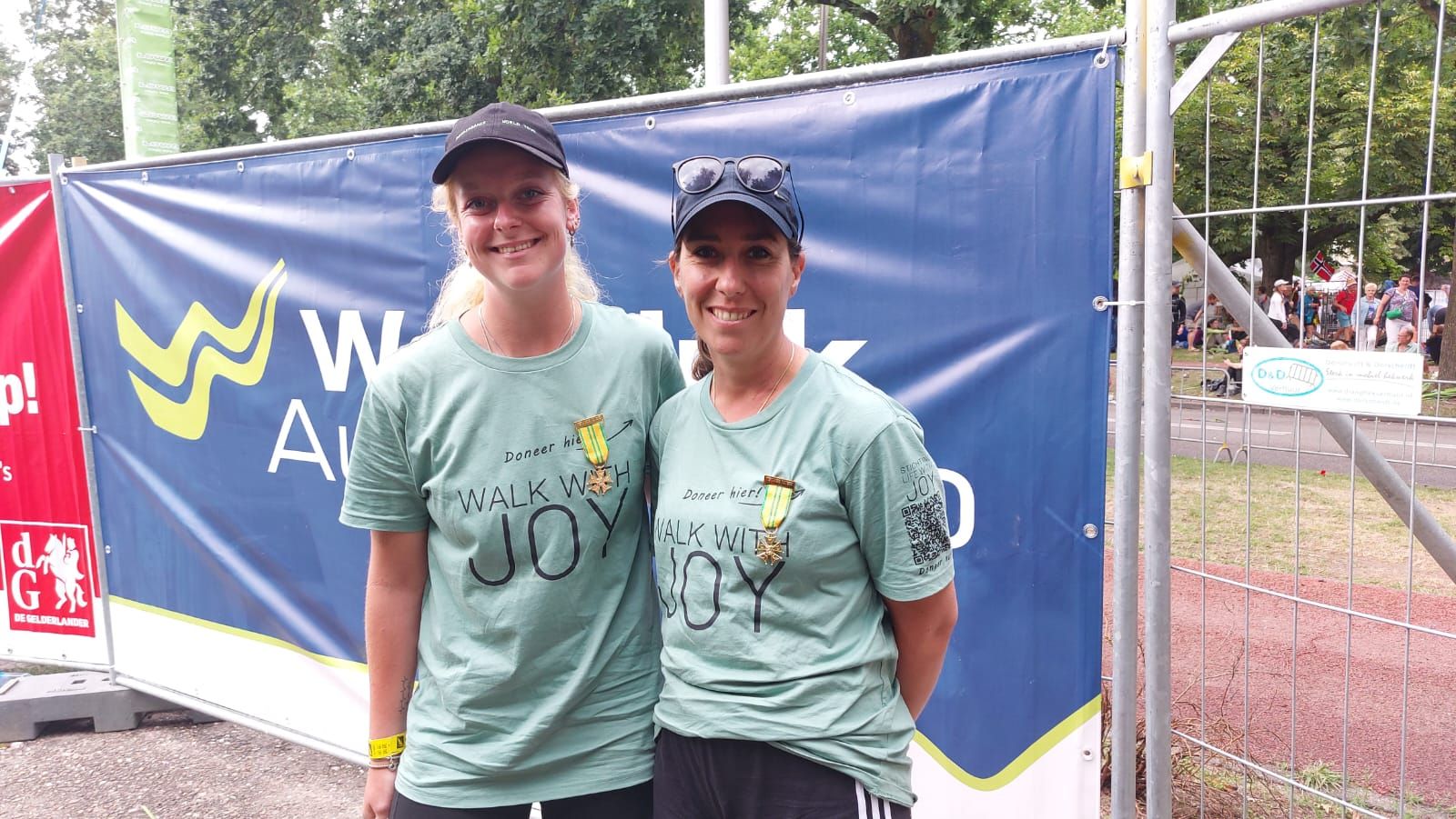 Twee deelnemers in Walk with Joy-shirts bij de start van een wandelevenement