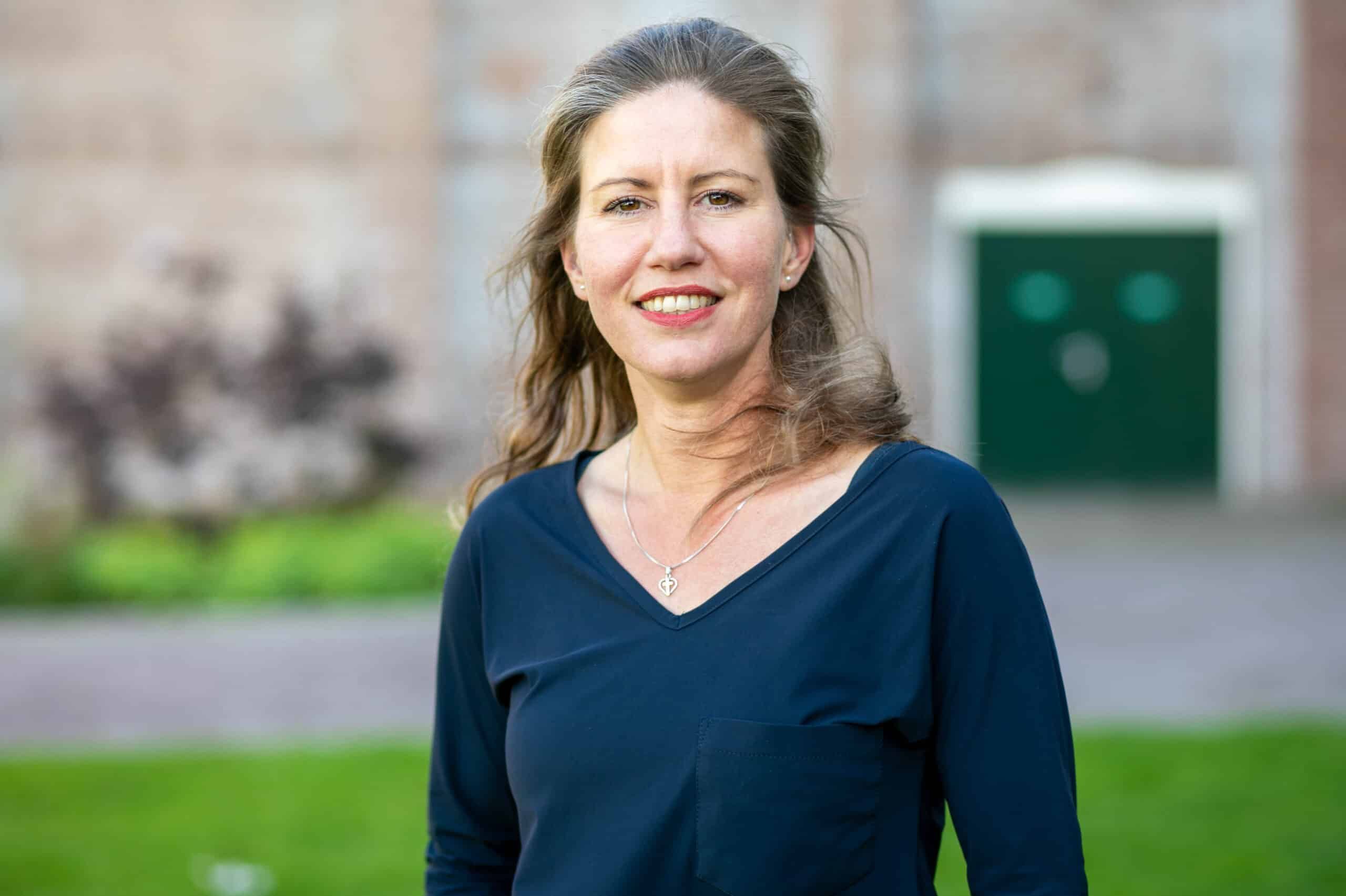 Portret van Stephanie-Joy Eerhart, buiten gefotografeerd