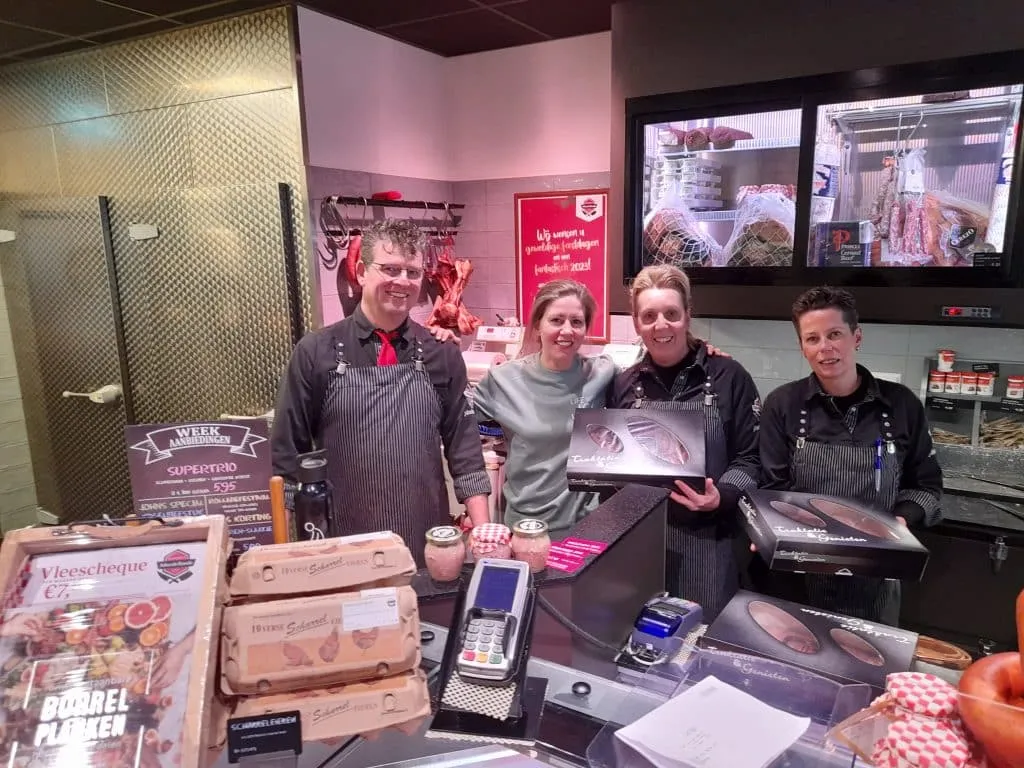 Bij Slagerij de Roode met gedoneerde vleeswaren