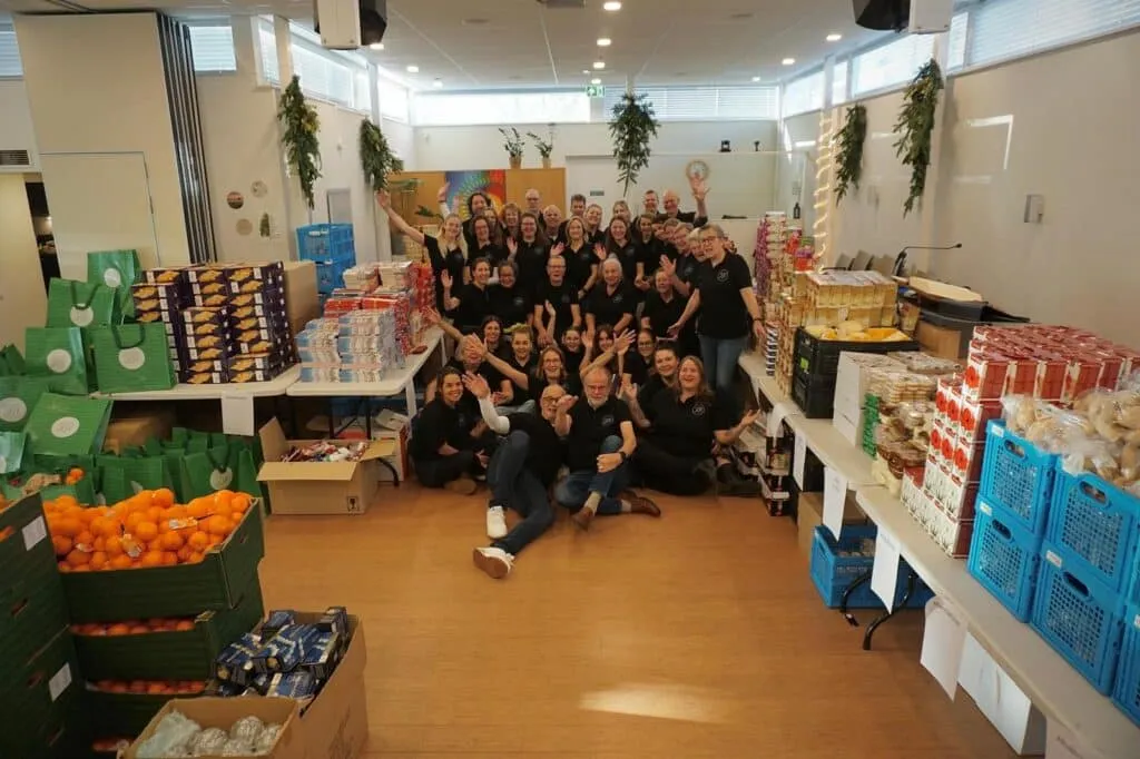 De vrijwilligers van Life With Joy tussen de boodschappen tijdens de kerstpakkettenactie