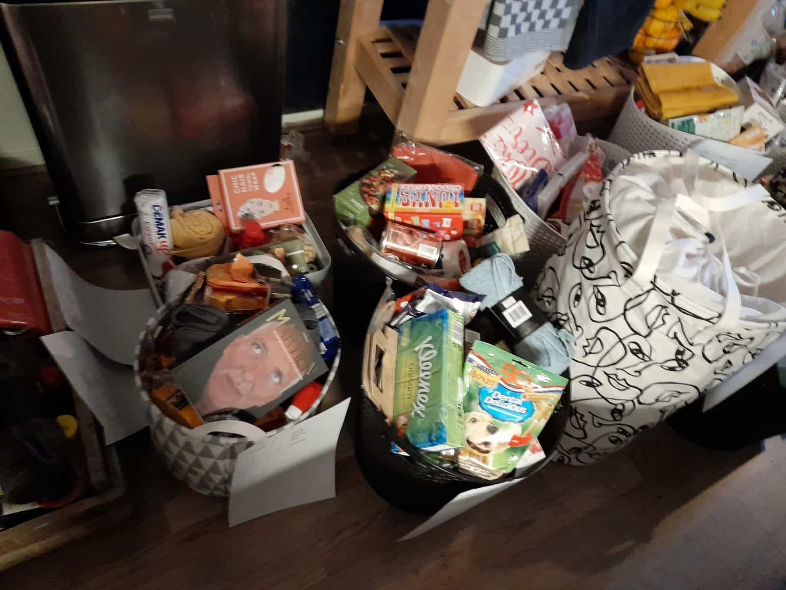 Meerdere gevulde manden en tassen met boodschappen, klaar om uitgedeeld te worden