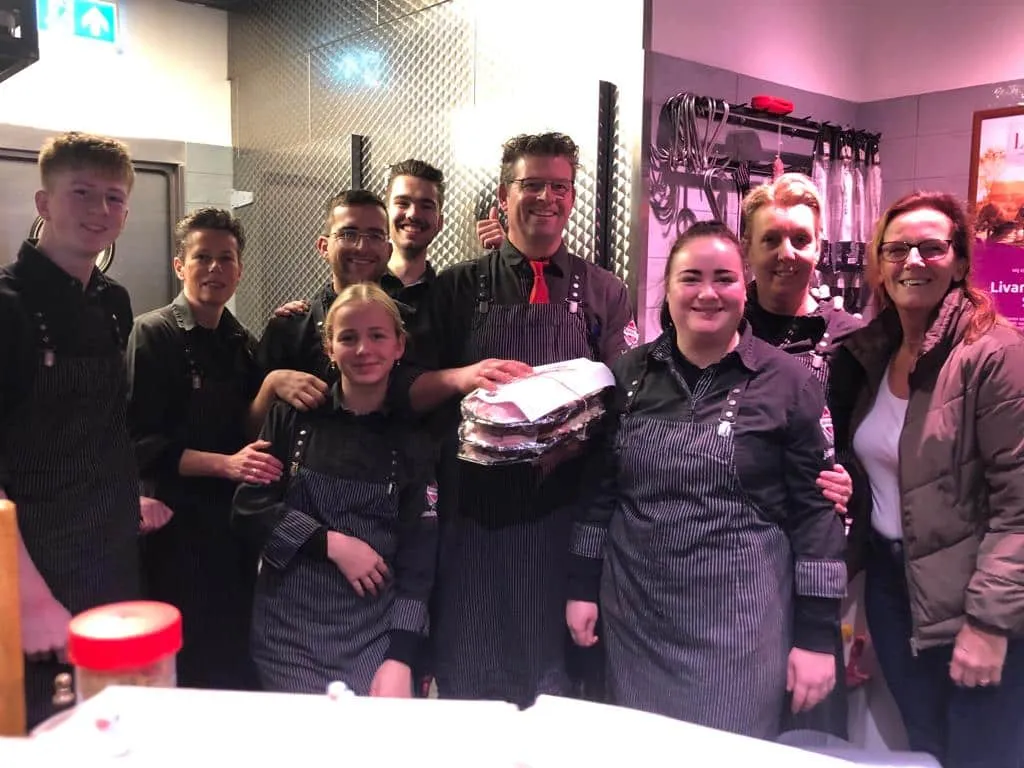 Het team van de slagerij met gedoneerde vleeswaren