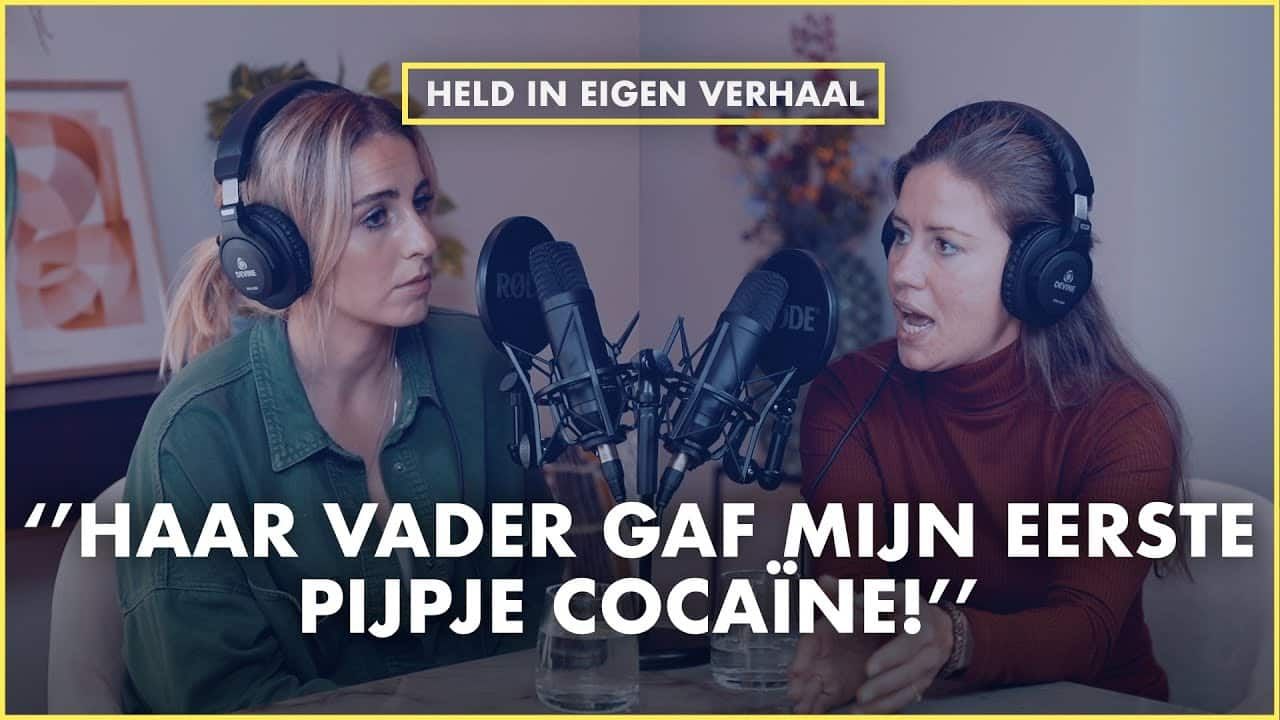 Videostill: twee vrouwen met koptelefoons in gesprek achter microfoons
